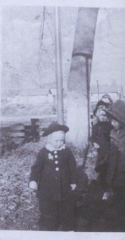 Lynn Julian, Nancy Hooker, Easter egg hunt 1947.jpg